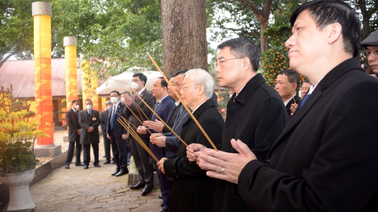 Party leader offers incense at Thang Long Imperial Citadel